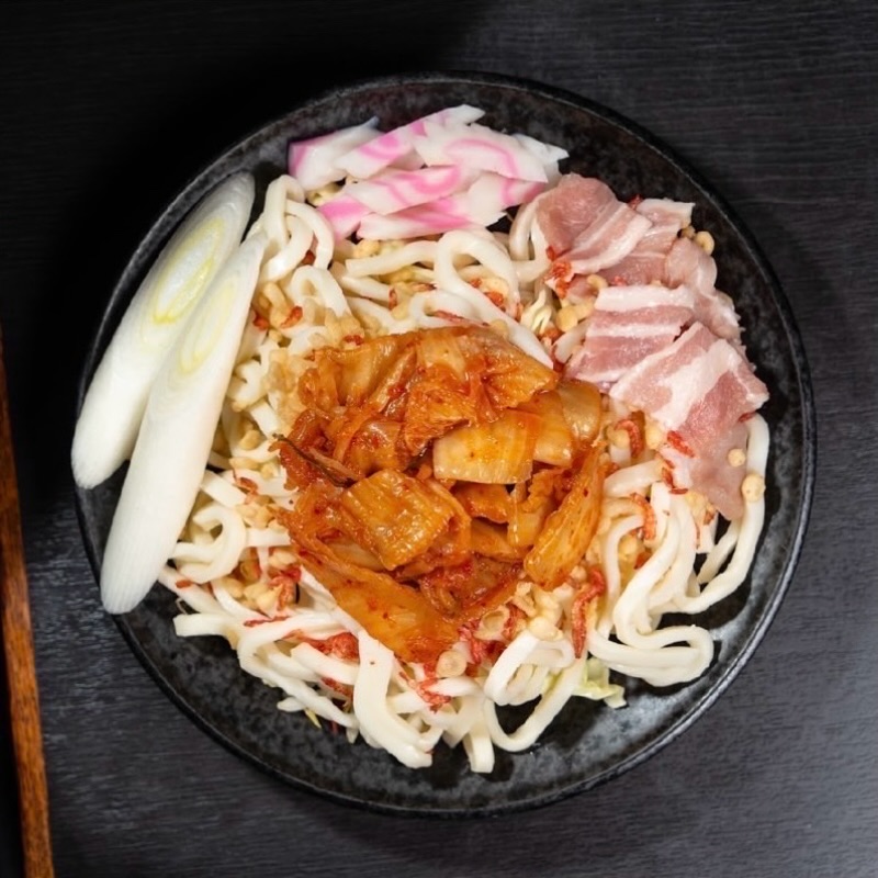 ピリッとした辛さと旨みがクセになる「キムチ焼きうどん」🌶️🔥