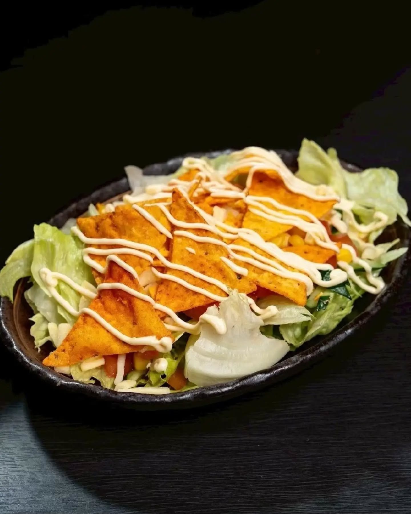 熱々もんじゃの合間に欠かせない、個性的でさっぱり美味しい名物サラダも一緒にいかがですか?