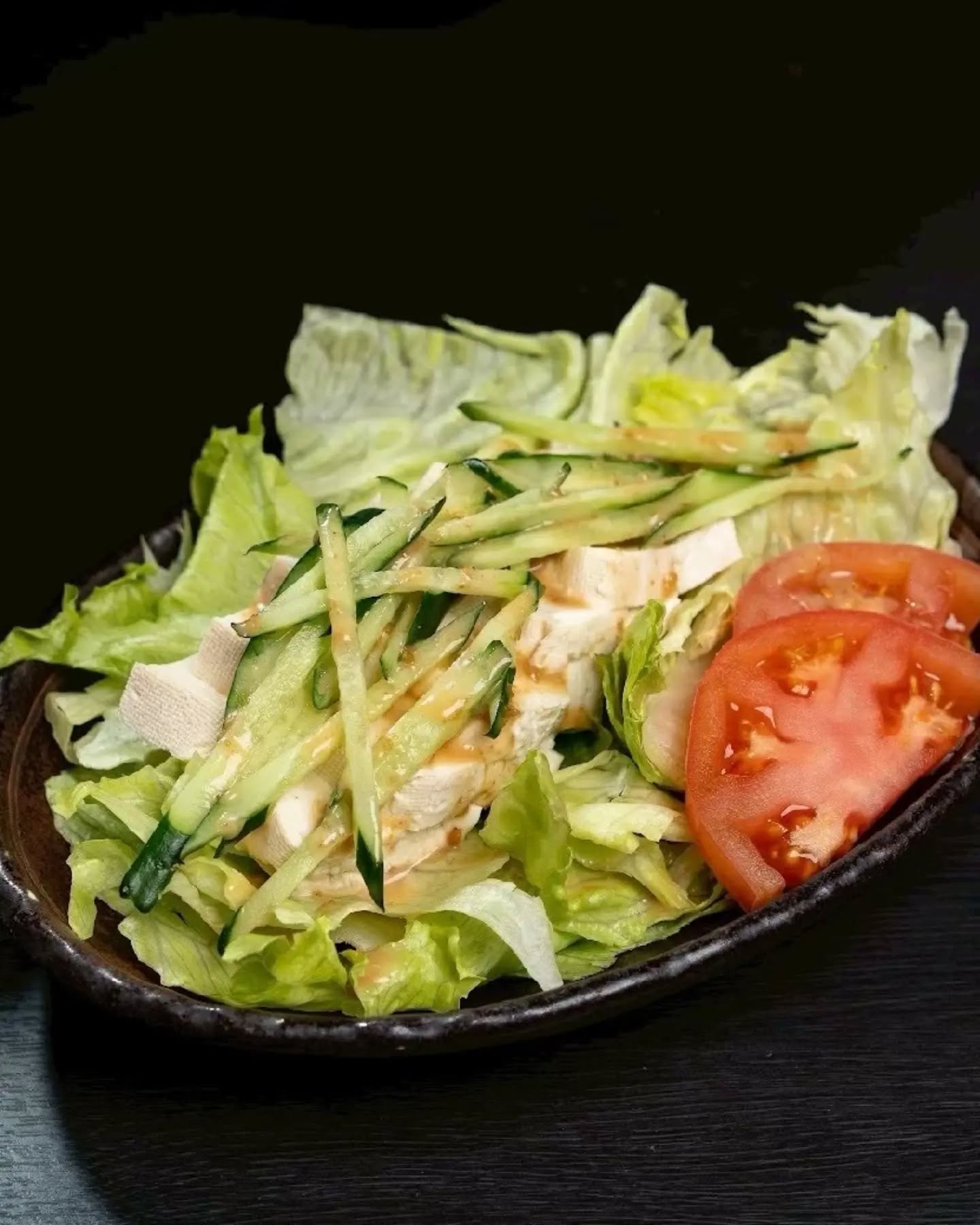 熱々もんじゃの合間に欠かせない、個性的でさっぱり美味しい名物サラダも一緒にいかがですか?