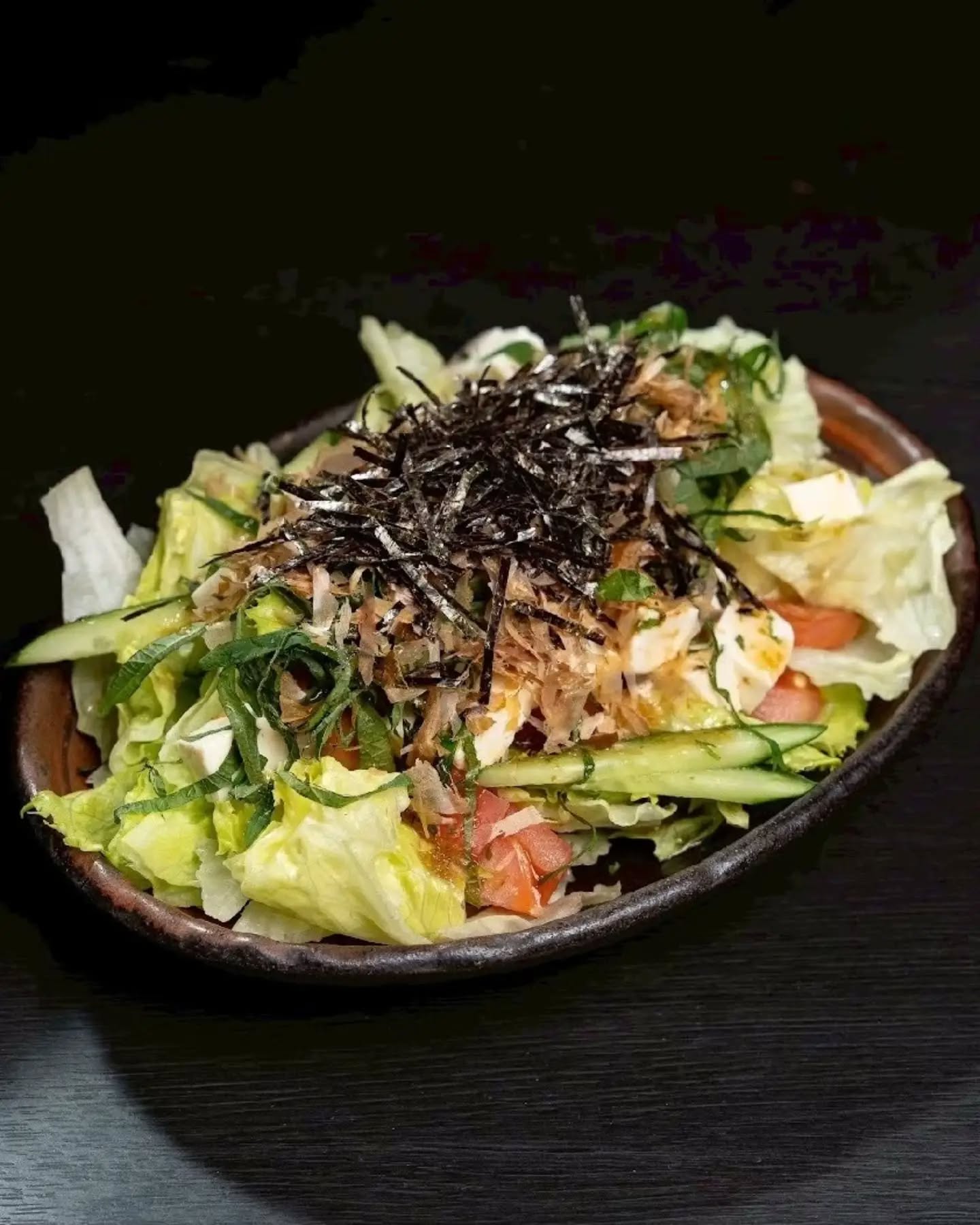 熱々もんじゃの合間に欠かせない、個性的でさっぱり美味しい名物サラダも一緒にいかがですか?