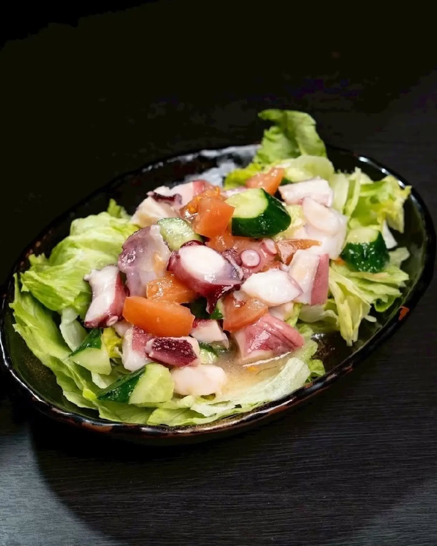 熱々もんじゃの合間に欠かせない、個性的でさっぱり美味しい名物サラダも一緒にいかがですか?