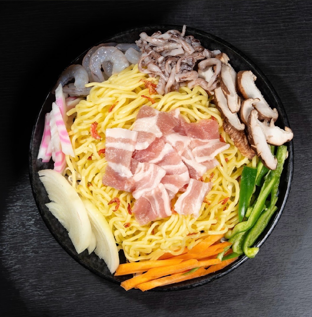 お肉・海鮮・野菜を一度に楽しめる「五目焼きそば」🔥